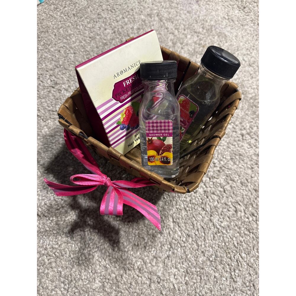 New Aromanice bath crystals & Shower gels w/basket